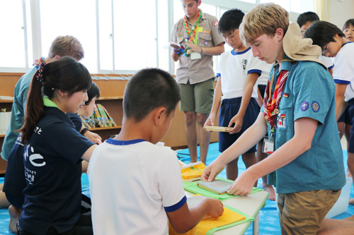 浅田小学校では紙すき体験を実施