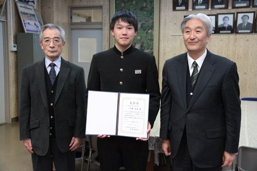 受賞報告を行った伊藤さん（中央）
