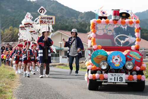保育園を出発する園児