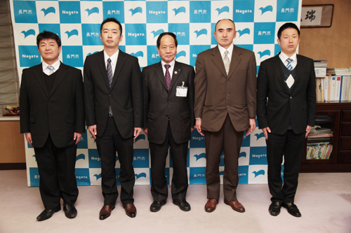 俵山tcのメンバー。左から伊藤さん、本田さん、大西市長、福本さん、増野さん