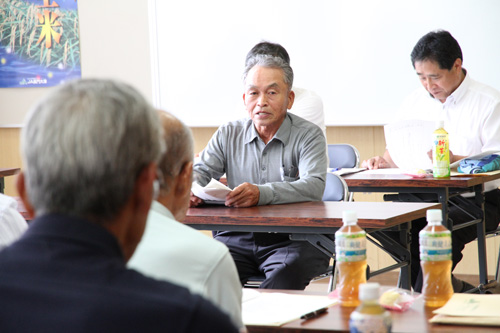 宮本孟さんが議長として議事を進める