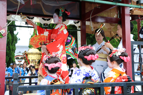 八坂神社の前で踊りを奉納