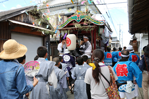 祇園ばやしを奏でながら栄町を出発