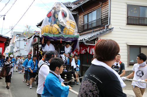 山車には舵がないため綱を引いて向きを変える