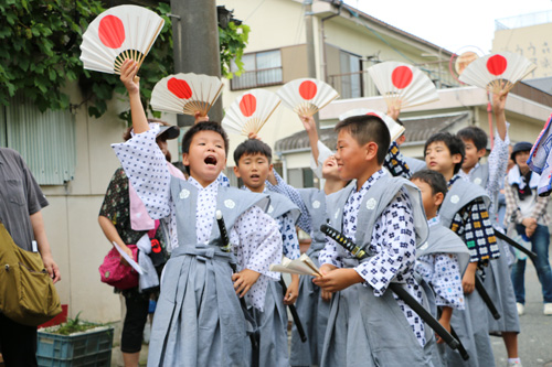 8人の男の子が警固としてお供する