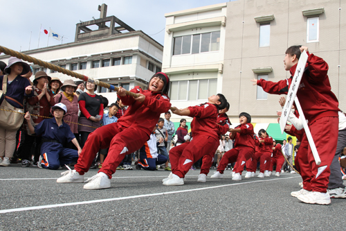 毎年盛り上がる綱引き大会