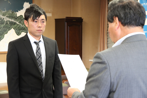 委嘱状が交付される