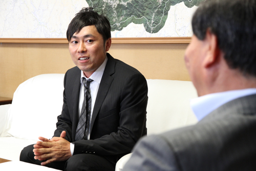 これまでの経歴や今後の活動について話を交わす