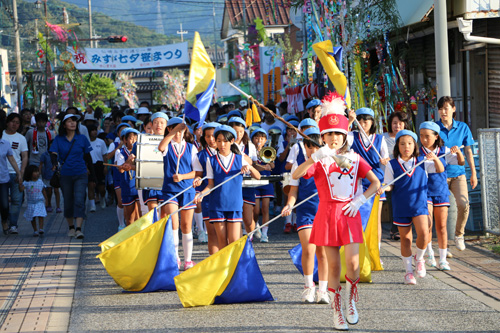 オープニングは仙崎小学校マーチングバンド演奏