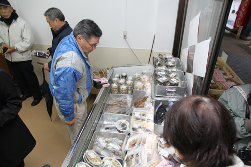 新鮮な魚や加工品が並ぶ。地元大津緑洋水産校舎の加工品も販売される