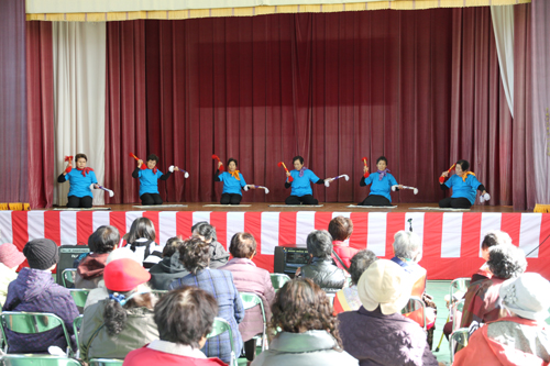 体育館では銭太鼓などの演奏が行われた