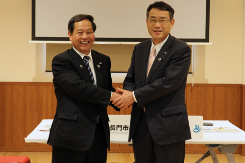 握手で連携を確認する中尾下関市長（右）と大西市長