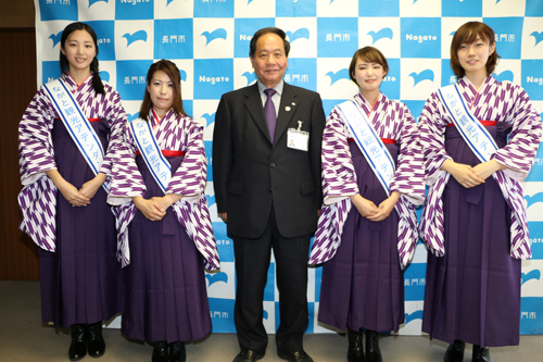 大西市長と新観光アテンダントで記念撮影