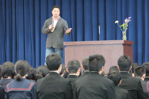 壇上で講演する石川安彦さん