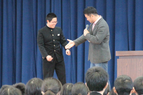 発表者を称える石川さん