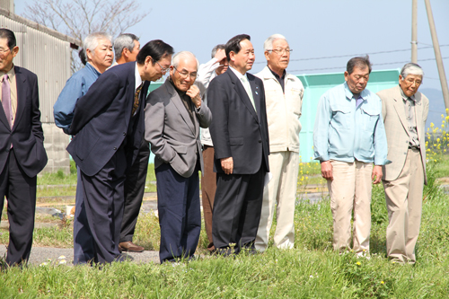 ほ場を見学する大西市長