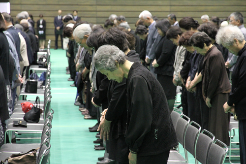 黙祷を捧げる参列者