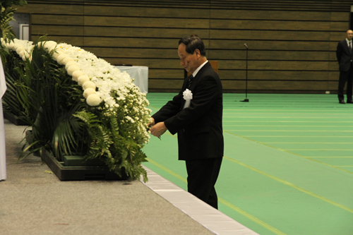 大西市長が献花