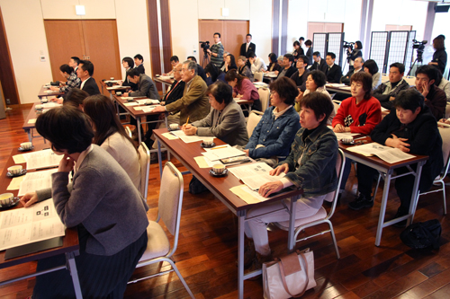 講演を聞く参加者