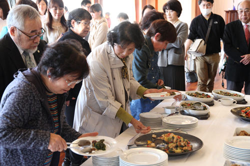 試食する参加者