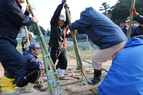 前日には地区住民の手でどんどが組み立てられた