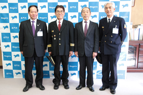 新旧消防団長。流田さん（中央左）と入江さん（中央右）