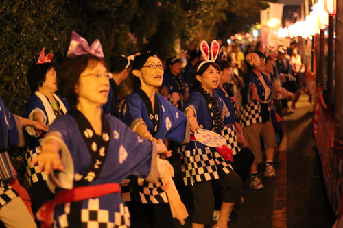提灯が照らす会場を踊りながら歩く