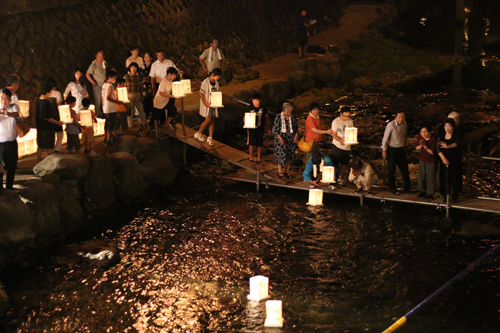 大寧寺住職の読経とともに音信川で精霊流し