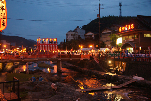 音信川を挟んだ湯本温泉街を踊る