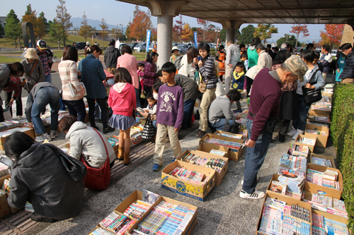 にぎわいを見せる古本市