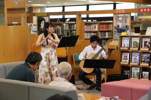 フルートとギターの音が館内に響く
