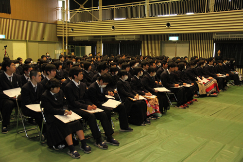 日置校舎の全生徒166人と保護者、農業関係機関、学校評議員などが参加