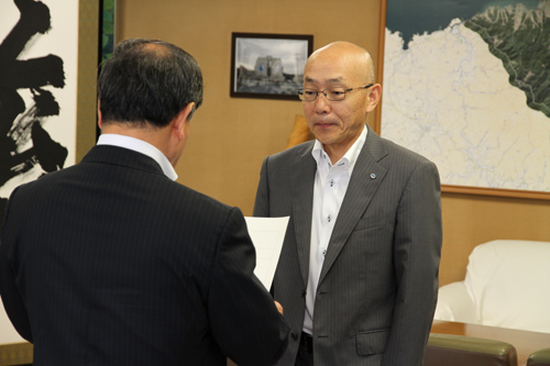大西市長から辞令を受け取る泉氏