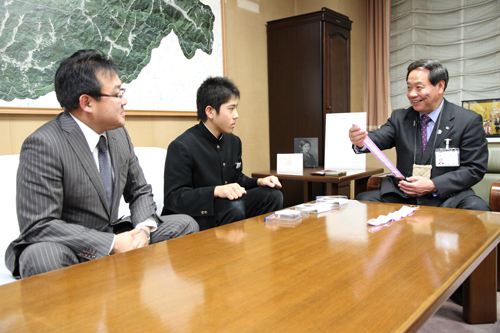 大西市長にメダルを手渡し、大会や普段の練習について話を交わす