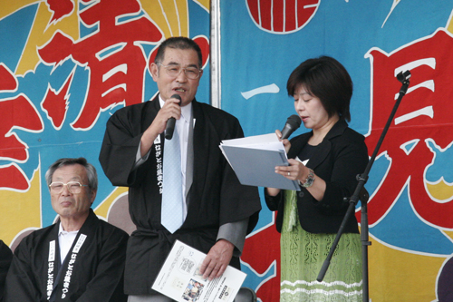 仙崎ぶとイカの旬宣言をする津室委員長