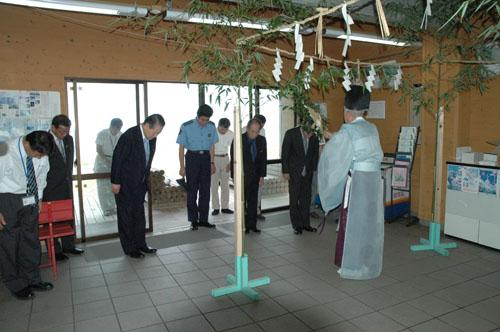 二位ノ浜での神事のようす