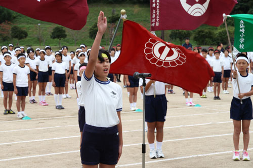 選手宣誓をする俵山小６年の花岡朋美さん