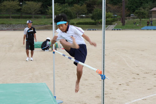 足を高く上げてはさみ跳び