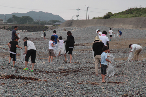 海で遊んだ後は、みんなで清掃活動