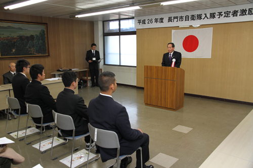 激励する大西市長