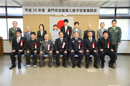 保護者や関係者らと記念撮影
