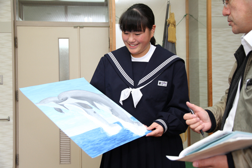 「海で元気に暮らす生き物」として、2頭のイルカを描いた