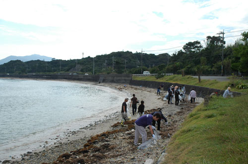 海岸清掃は約２時間ほど続けられ海岸はきれいになりました