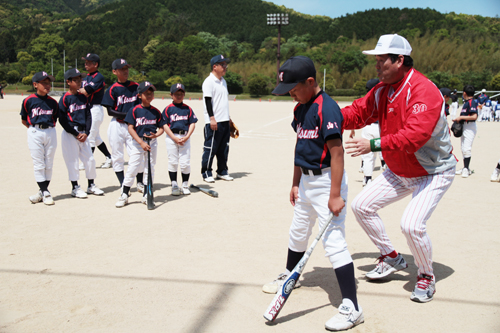 元プロ野球選手に直接バッティングの指導を受ける選手