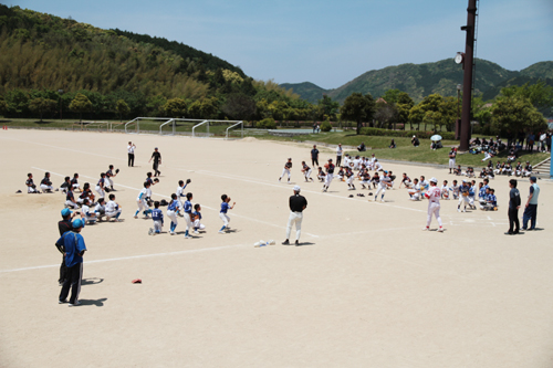 20回記念事業として行われた「キャッチボールリレー」優勝者にはグローブが」