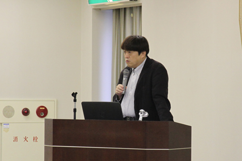 講演する中並院長