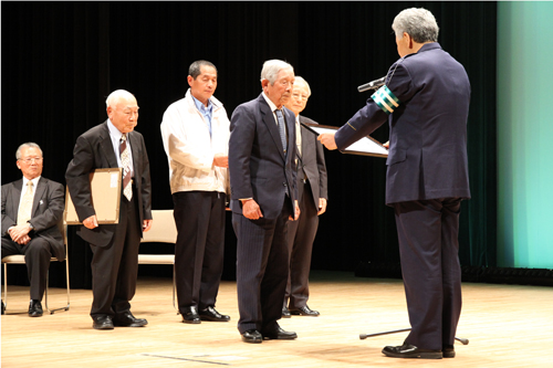 交通安全功労者が表彰される