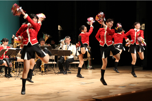 アイドルソングにあわせて華麗な演技を見せるカラーガード隊