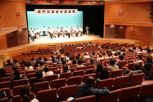 演奏後の会場は大きな拍手に包まれた