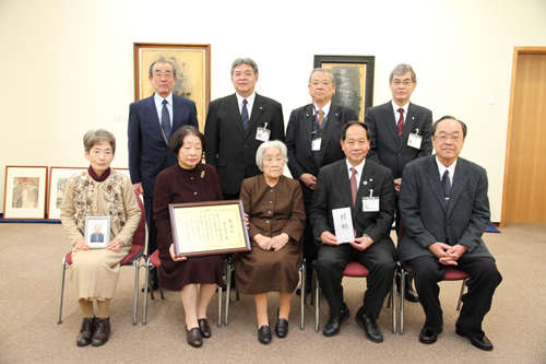 寄贈式のあと記念撮影。前列中央が婦美子夫人
